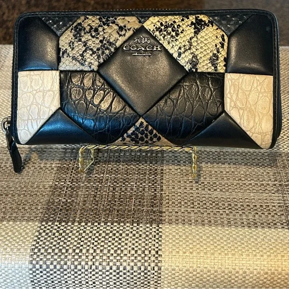 Coach 90’s Black Patchwork Full Zip Wallet - Picture 1 of 6
